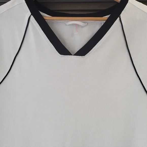 WILL BE GONE SOON) NNWOT) "Baseline Solid tee black/white - Picture 6 of 16